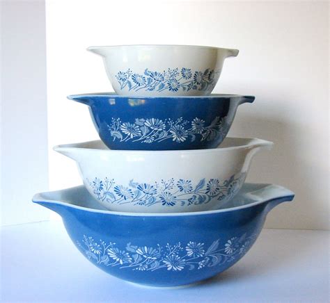 Pyrex colonial mist - The round bowls feature a lovely blue flower pattern and glossy finish, perfect for all occasions. The bowls are made of high-quality glass and have a fused glass production technique. Whether you're a collector or just looking for a unique addition to your kitchen, this Pyrex COLONIAL MIST set is an excellent choice.